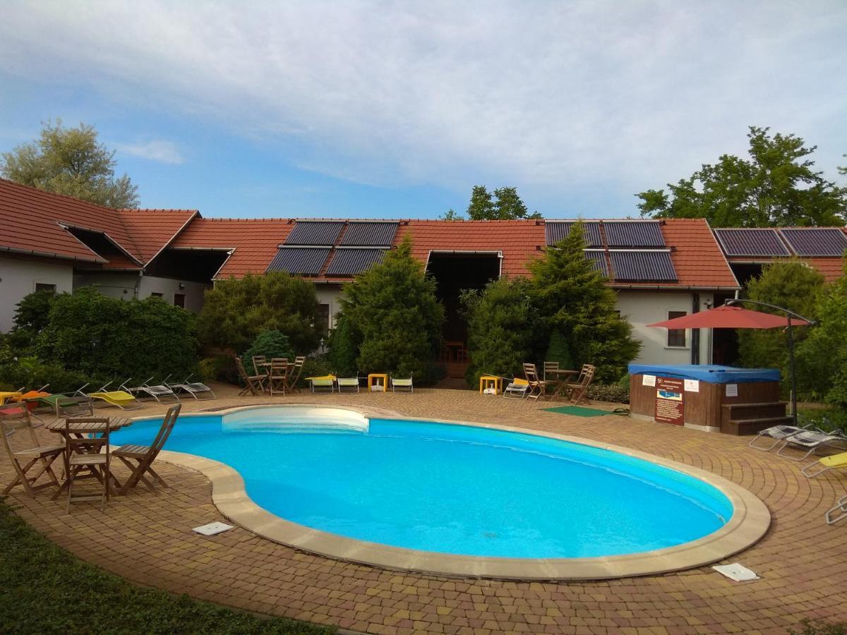 Nadas Pihenopark Tiszafüred Buitenkant foto